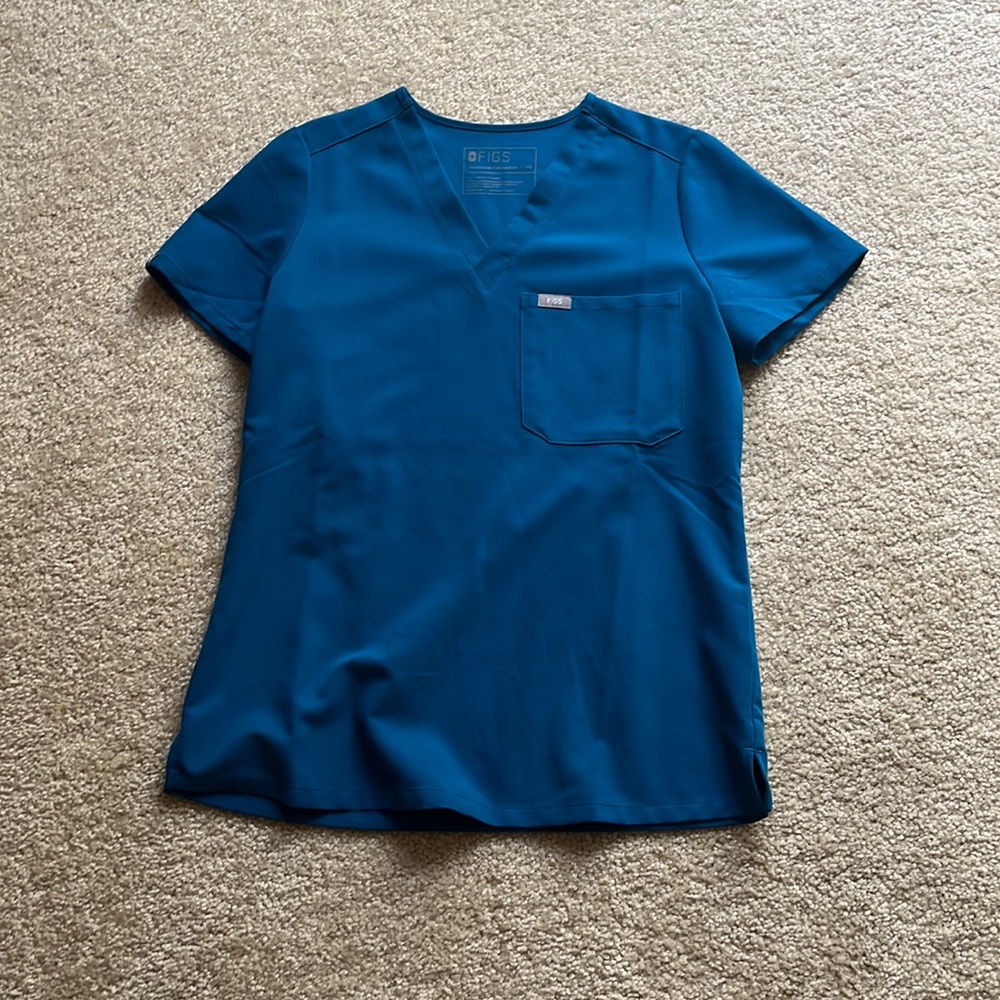 Figs one pocket tuck top